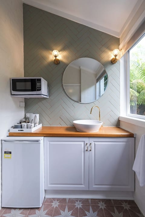 Deluxe Queen Suite - Room 2 | Bathroom | Free toiletries, hair dryer, towels, soap