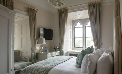 Deluxe Castle Bedroom | In-room safe, individually decorated, individually furnished, desk