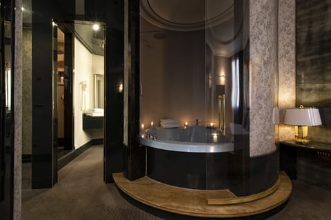 Junior Suite | Bathroom | Combined shower/tub, eco-friendly toiletries, hair dryer, bidet