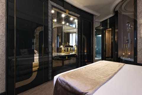 Junior Suite | Minibar, in-room safe, blackout drapes, soundproofing