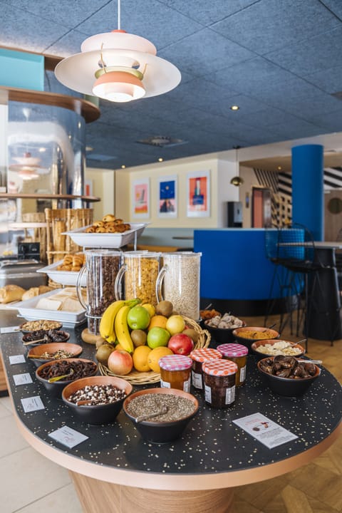 Free buffet breakfast on weekdays