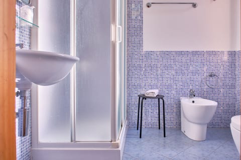 Shower, rainfall showerhead, free toiletries, hair dryer