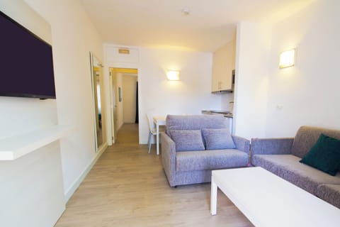 1 bedroom, in-room safe, laptop workspace, cribs (free)