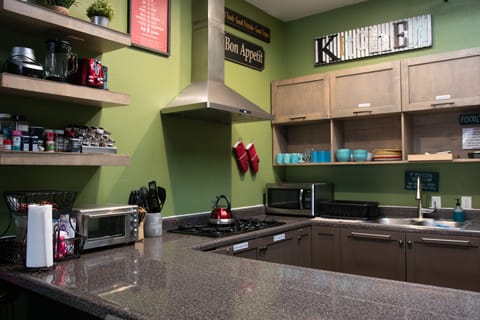 Full-size fridge, microwave, oven, stovetop