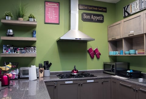 Full-size fridge, microwave, oven, stovetop