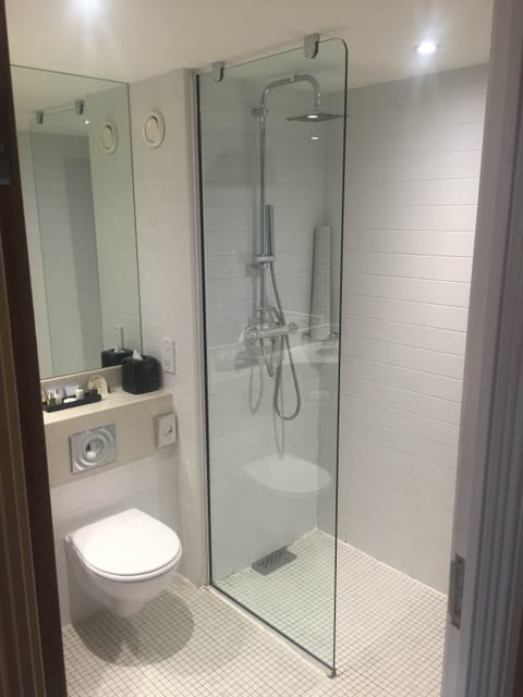 Combined shower/tub, hair dryer, towels