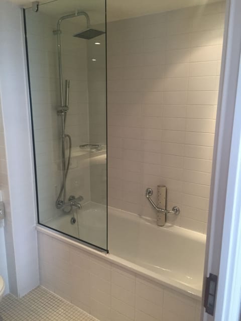 Combined shower/tub, hair dryer, towels