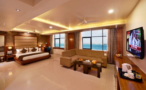 Suite, Sea View | 1 bedroom, minibar, in-room safe, desk
