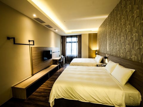 Deluxe Quadruple Room | Desk, blackout drapes, soundproofing, free WiFi