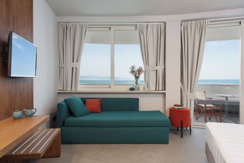 Quadruple Room | In-room safe, desk, free WiFi, bed sheets