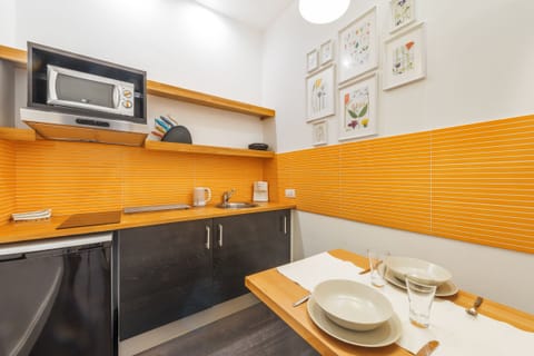 Deluxe Double Room | Private kitchen | Fridge, microwave, stovetop, coffee/tea maker