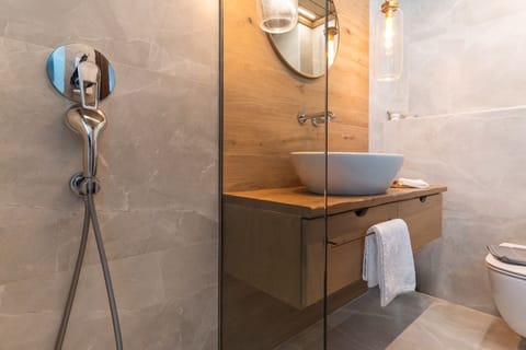 Deluxe Room, Sea View | Bathroom | Shower, hydromassage showerhead, free toiletries, hair dryer