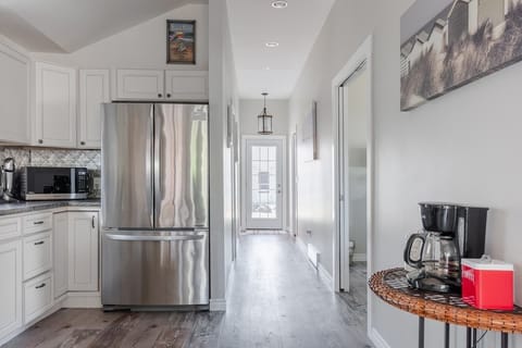 Full-size fridge, microwave, oven, dishwasher