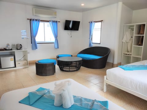 Bungalow Family | In-room safe, desk, free WiFi, bed sheets