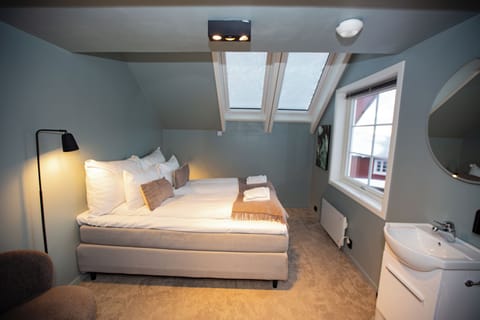 Basic Double Room, Shared Bathroom | Living area