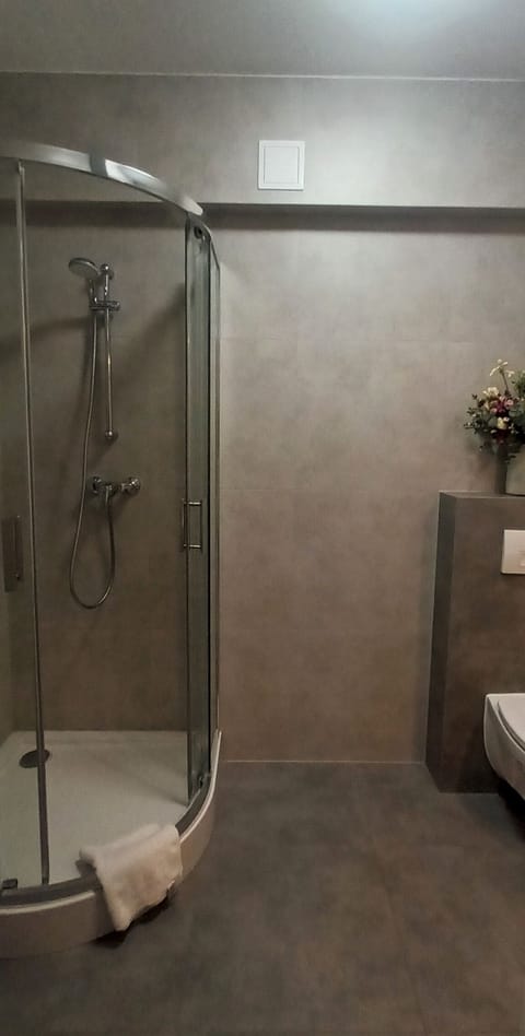 City Studio Suite, 1 Bedroom, Non Smoking | Bathroom | Hair dryer, towels, soap, shampoo