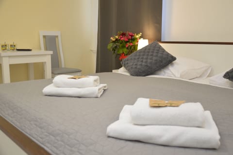 Comfort Double Room, 1 Queen Bed, Non Smoking | Hypo-allergenic bedding, individually decorated, laptop workspace