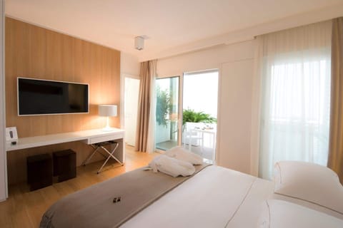 Premium bedding, free minibar, in-room safe, desk