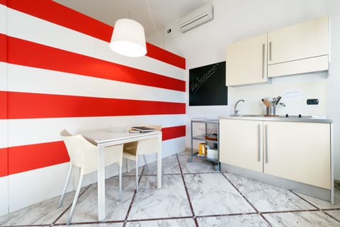 Fridge, stovetop, coffee/tea maker, electric kettle