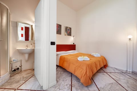 Studio | Premium bedding, desk, iron/ironing board, free cribs/infant beds