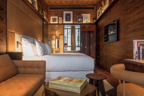 Executive Room | 1 bedroom, premium bedding, minibar, in-room safe