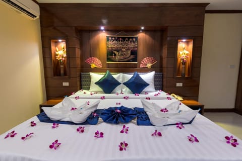 Hypo-allergenic bedding, minibar, desk, iron/ironing board