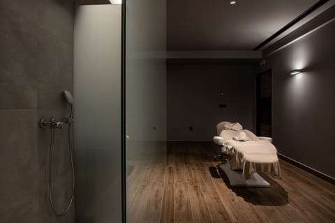 Couples treatment rooms, sauna, steam room, body treatments