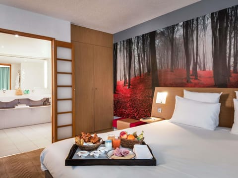 Suite, 1 Double Bed with Sofa bed | In-room safe, individually decorated, individually furnished, desk