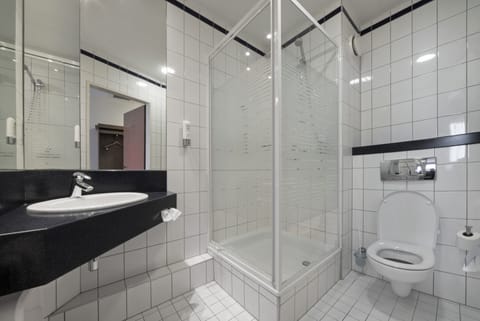 Shower, free toiletries, hair dryer, bathrobes