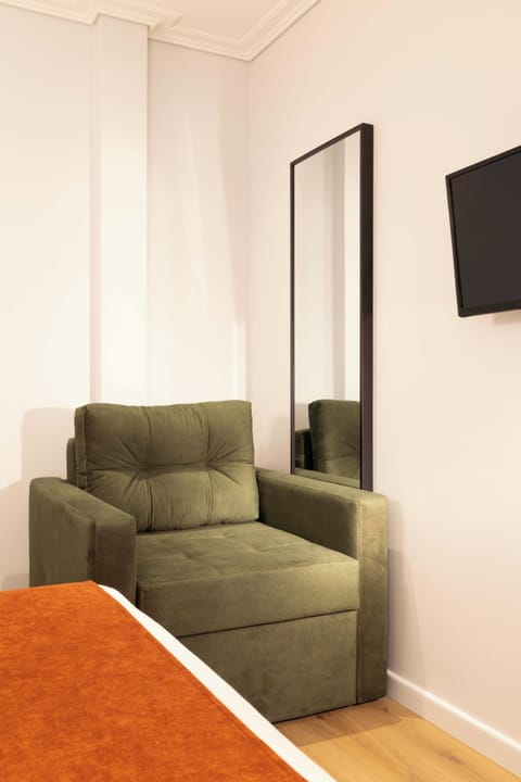 Triple Room Atelier Eiffel | Desk, free WiFi, bed sheets, wheelchair access