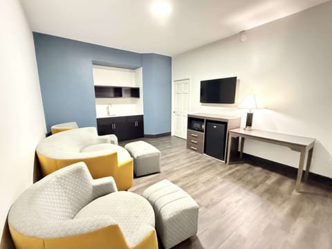 Suite, 1 King Bed, Non Smoking (One-Bedroom) | Living room | Flat-screen TV