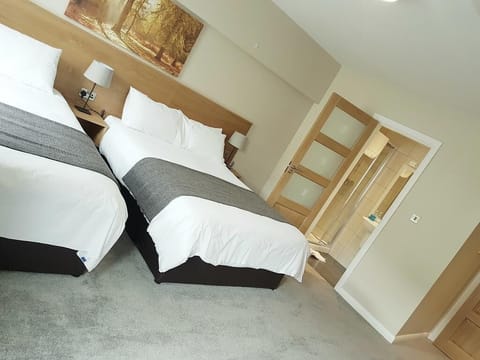 Standard Suite, Ensuite (first floor)