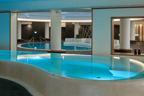 Indoor pool, sun loungers