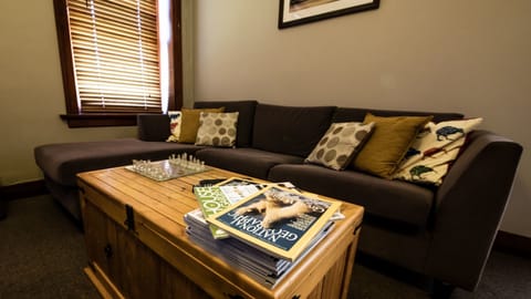 Room, 1 King Bed, Ensuite (Manager's Room) | Living area