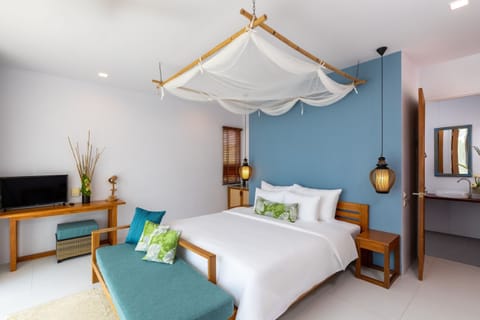 Upper Beach Bungalow | Bathroom | Shower, free toiletries, hair dryer, bathrobes