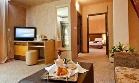 Minibar, in-room safe, iron/ironing board, free WiFi