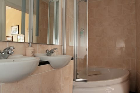 Junior Suite | Bathroom | Hair dryer, towels, soap, shampoo