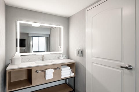 Studio, 1 King Bed with Sofa bed | Bathroom | Combined shower/tub, free toiletries, hair dryer, towels