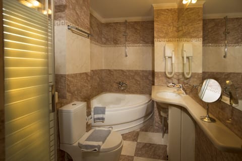 Junior Suite | Bathroom | Free toiletries, hair dryer, slippers, towels