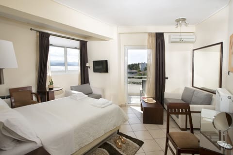 Junior Suite | Minibar, in-room safe, iron/ironing board, free WiFi