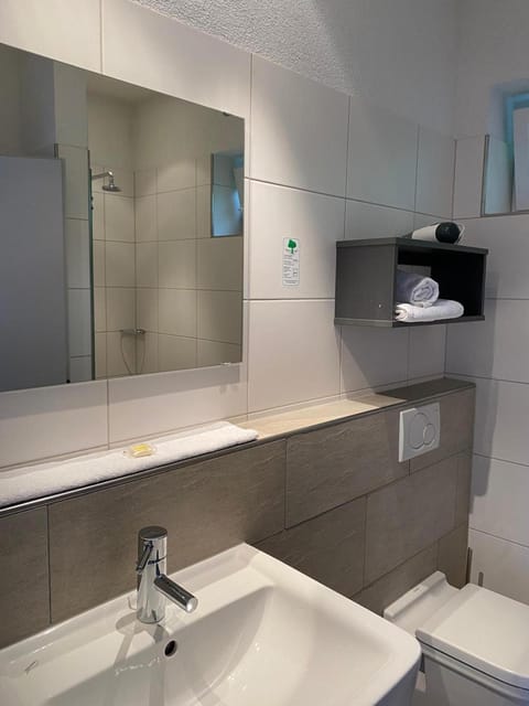 Junior Single Room, 1 Twin Bed | Bathroom | Shower, hair dryer, heated floors, towels