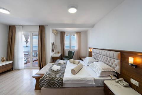 Studio with Sea View | In-room safe, desk, laptop workspace, blackout drapes