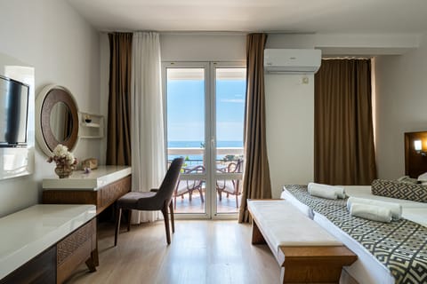 Suite with Sea View | In-room safe, desk, laptop workspace, blackout drapes