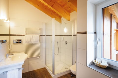 Superior Double Room | Bathroom | Shower, free toiletries, hair dryer, bathrobes