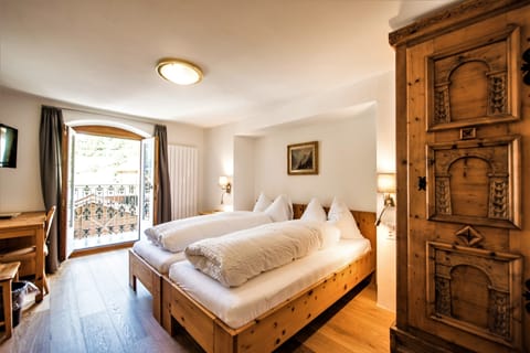 Double Room, Mountain View | In-room safe, desk, blackout drapes, soundproofing