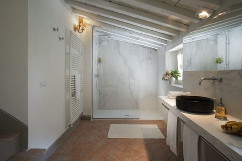 Superior Room | Bathroom | Free toiletries, hair dryer, bidet, towels