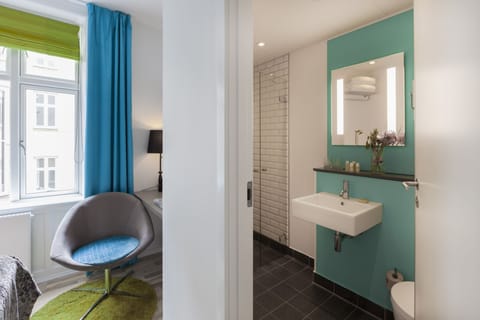 Desk, soundproofing, WiFi