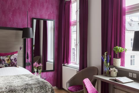 Desk, soundproofing, WiFi