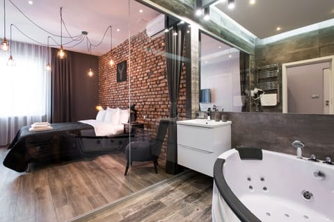 Deluxe Double Room, 1 Queen Bed, Hot Tub | Laptop workspace, soundproofing, iron/ironing board, free WiFi
