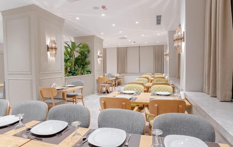 2 restaurants; breakfast and dinner served